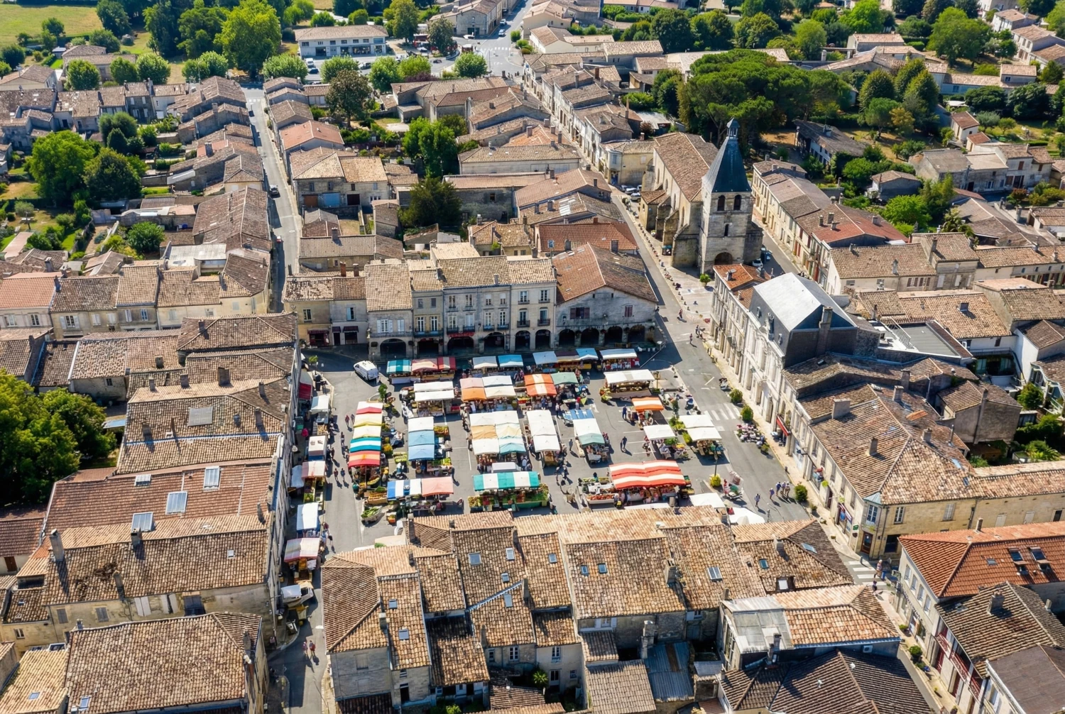 La place à arcades de Créon